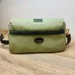 Sac à main femme en cuir écologique. Couleur duo de vert. Format pochette compacte. Porté bandoulière. Vue arrière.