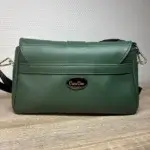 Sac à main femme en cuir écologique. Couleur vert.Forma pochette compacte. Porté bandoulière. Empiècement effet croco. Vue arrière, finitions soignées.