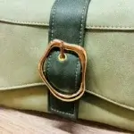 Sac à main femme en cuir écologique. Couleur duo de vert. Format pochette compacte. Porté bandoulière. Boucle dorée.