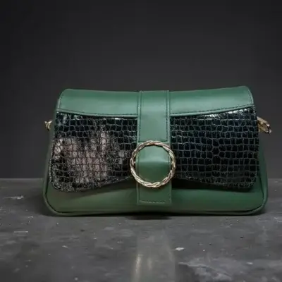 Sac à main femme en cuir écologique. Couleur vert.Forma pochette compacte. Porté bandoulière. Empiècement effet croco. Fermoir décoratif rond.