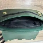 Sac à main femme en cuir écologique. Couleur vert.Forma pochette compacte. Porté bandoulière. Empiècement effet croco. Intérieur du sac.