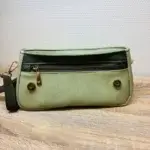 Sac à main femme en cuir écologique. Couleur duo de vert. Format pochette compacte. Porté bandoulière. Poche zippée avant sous rabat.