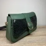 Sac à main femme en cuir écologique. Couleur vert.Forma pochette compacte. Porté bandoulière. Empiècement effet croco. Vue profil.