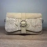 Sac à main femme en liège végétalien. Couleur beige et motifs géométriques. Format pochette compacte. Porté bandoulière.