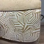 Sac à main femme en liège végétalien. Couleur beige et motifs géométriques. Format pochette compacte. Porté bandoulière. Détail du liège.