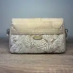 Sac à main femme en liège végétalien. Couleur beige et motifs géométriques. Format pochette compacte. Porté bandoulière. Vue arrière.