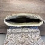 Sac à main femme en liège végétalien. Couleur beige et motifs géométriques. Format pochette compacte. Porté bandoulière. Intérieur du sac.