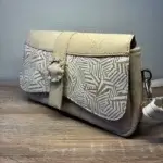 Sac à main femme en liège végétalien. Couleur beige et motifs géométriques. Format pochette compacte. Porté bandoulière. Vue de profil.
