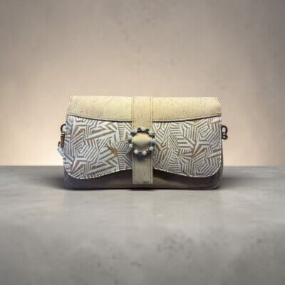 Sac à main femme en liège végétalien. Couleur beige et motifs géométriques. Format pochette compacte. Porté bandoulière.
