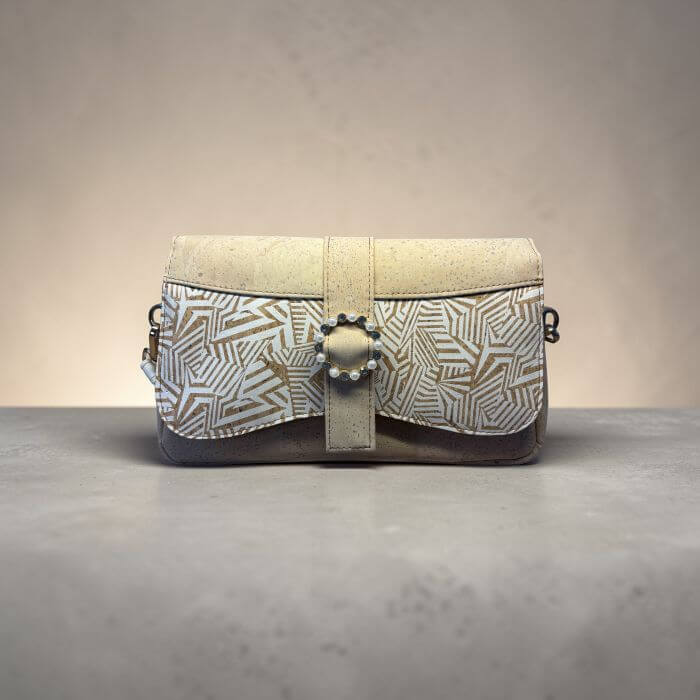 Sac à main femme en liège végétalien. Couleur beige et motifs géométriques. Format pochette compacte. Porté bandoulière.