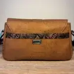 Sac à main femme en liège végétalien. Couleur beige et motifs géométriques. Format pochette compacte. Porté bandoulière. Arrière du sac.