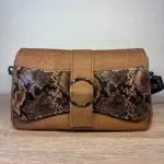 Sac à main femme en liège végétalien. Couleur beige et motifs géométriques. Format pochette compacte. Porté bandoulière. Vue avant.