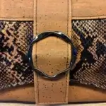 Sac à main femme en liège végétalien. Couleur beige et motifs géométriques. Format pochette compacte. Porté bandoulière. Détail su liège du python et boucle.