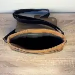 Sac à main femme en liège végétalien. Couleur beige et motifs géométriques. Format pochette compacte. Porté bandoulière. Intérieur du sac.