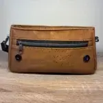 Sac à main femme en liège végétalien. Couleur beige et motifs géométriques. Format pochette compacte. Porté bandoulière. Sac ouvert. Poche zippée.