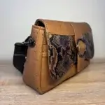 Sac à main femme en liège végétalien. Couleur beige et motifs géométriques. Format pochette compacte. Porté bandoulière. Profil du sac.