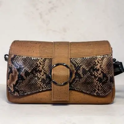 Sac à main femme en liège végétalien. Couleur marron et motif python. Format pochette compacte. Porté bandoulière.