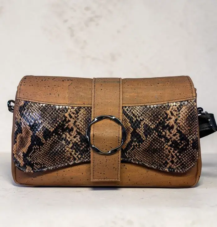 Sac à main femme en liège végétalien. Couleur marron et motif python. Format pochette compacte. Porté bandoulière.
