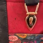 sac de créateur rn liège végétalien, rouge, noir, motif feuille. Détail bouclerie et grain du liège.