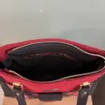 sac de créateur rn liège végétalien, rouge, noir, motif feuille. Intérieur du sac.