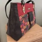 sac de créateur rn liège végétalien, rouge, noir, motif feuille.Profil.