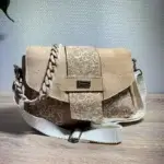 Sac à main de fabrication artisanale en liège végétal beige naturel et imprimé arabesque blanc. Modèle avec rabat et bandoulière réglable. Sangle à main en résine, bandoulière réglable.