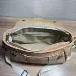 Sac à main de fabrication artisanale en liège végétal beige naturel et imprimé arabesque blanc. Modèle avec rabat et bandoulière réglable. Intérieur du sac