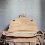Sac à main de fabrication artisanale en liège végétal beige naturel et imprimé arabesque blanc. Modèle avec rabat et bandoulière réglable. Fermeture du sac, poche avant.