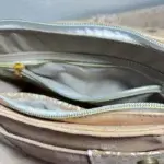 Sac à main de fabrication artisanale en liège végétal beige naturel et imprimé arabesque blanc. Modèle avec rabat et bandoulière réglable. Poches intérieure.