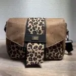 Sac à main de fabrication artisanale en liège végétal marron; noir, imprimé léopard. Modèle avec rabat et bandoulière réglable.
