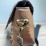 Sac à main de fabrication artisanale en liège végétal marron; noir, imprimé léopard. Modèle avec rabat et bandoulière réglable.