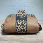 Sac à main de fabrication artisanale en liège végétal marron; noir, imprimé léopard. Modèle avec rabat et bandoulière réglable.