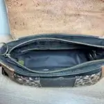 Sac à main de fabrication artisanale en liège végétal marron; noir, imprimé léopard. Modèle avec rabat et bandoulière réglable.