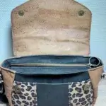 Sac à main de fabrication artisanale en liège végétal marron; noir, imprimé léopard. Modèle avec rabat et bandoulière réglable.