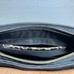 Sac à main de fabrication artisanale en liège végétal marron; noir, imprimé léopard. Modèle avec rabat et bandoulière réglable.