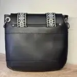 sac à main . Création artisanale. Cuir écologique noir. Dos du sac.