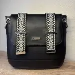 sac à main . Création artisanale. Cuir écologique noir. Rabat avant avec pressions magnétiques et sangles décor ethnique.