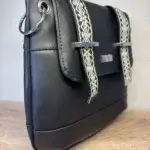 sac à main . Création artisanale. Cuir écologique noir. Rabat avant avec pressions magnétiques et sangles décor ethnique.