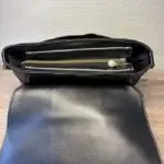 sac à main . Création artisanale. Cuir écologique noir. Rabat avant avec pressions magnétiques et sangles décor ethnique. Zip fermeture du sac.