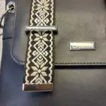 sac à main . Création artisanale. Cuir écologique noir. Rabat avant avec pressions magnétiques et sangles décor ethnique. Détail sangle décorative.