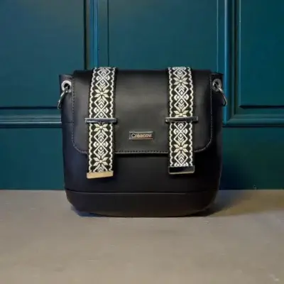 sac à main . Création artisanale. Cuir écologique noir. Rabat avec sangles décor ethnique.