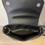 sac à main . Création artisanale. Cuir écologique noir. Rabat avant avec pressions magnétiques et sangles décor ethnique. Intérieur du sac.