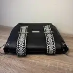 sac à main . Création artisanale. Cuir écologique noir. Rabat avant avec pressions magnétiques et sangles décor ethnique.