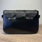 sac à main pour femme en cuir écologique haut de gamme noir. Vu arrière du sac.