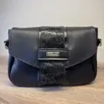 sac à main pour femme en cuir écologique haut de gamme noir. Vu avant sur le rabat et le détail de la sangle style cravate.