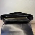 sac à main pour femme en cuir écologique haut de gamme noir. Fermeture zippée.