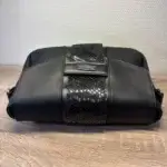 sac à main pour femme en cuir écologique haut de gamme noir. Dessus du sac vue à plat.