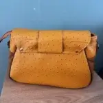 sac à main pour femme en cuir écologique haut de gamme jaune moutarde et marron clair.
