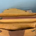 sac à main pour femme en cuir écologique haut de gamme jaune moutarde et marron clair. Devant du sac avec poche et fermeture zippée du dessus.