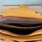 sac à main pour femme en cuir écologique haut de gamme jaune moutarde et marron clair. Poche intérieure plaquée.